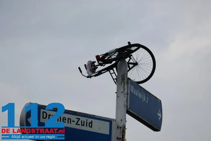 Gemeente is het helemaal zat, maar grappenmakers blijven lol hebben: weer fiets in paal in Drunen 112 De Langstraat