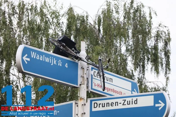 Gemeente is het helemaal zat, maar grappenmakers blijven lol hebben: weer fiets in paal in Drunen 112 De Langstraat