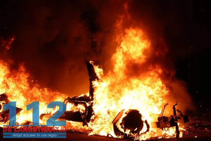 Caravan brandt volledig uit aan Stijn Streuvelsstraat in Waalwijk 4 Caravan brandt volledig uit aan Stijn Streuvelsstraat in Waalwijk 112 De Langstraat