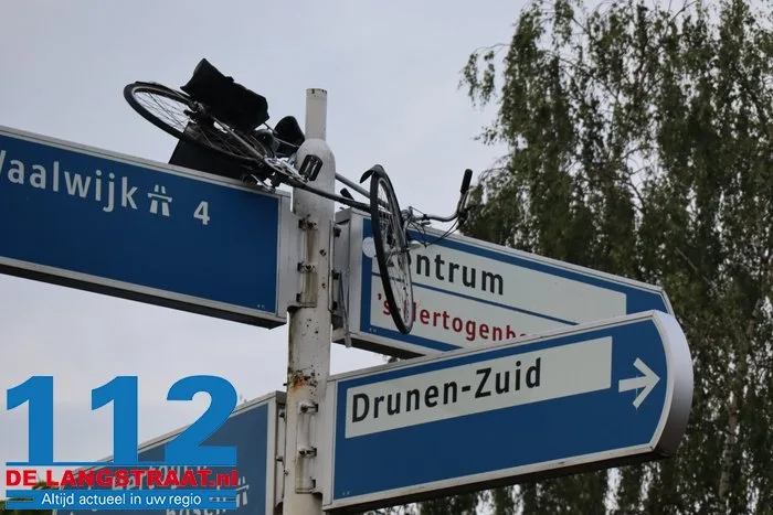 Gemeente is het helemaal zat, maar grappenmakers blijven lol hebben: weer fiets in paal in Drunen 112 De Langstraat