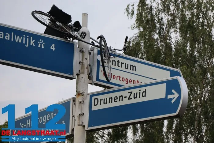 Gemeente is het helemaal zat, maar grappenmakers blijven lol hebben: weer fiets in paal in Drunen 112 De Langstraat
