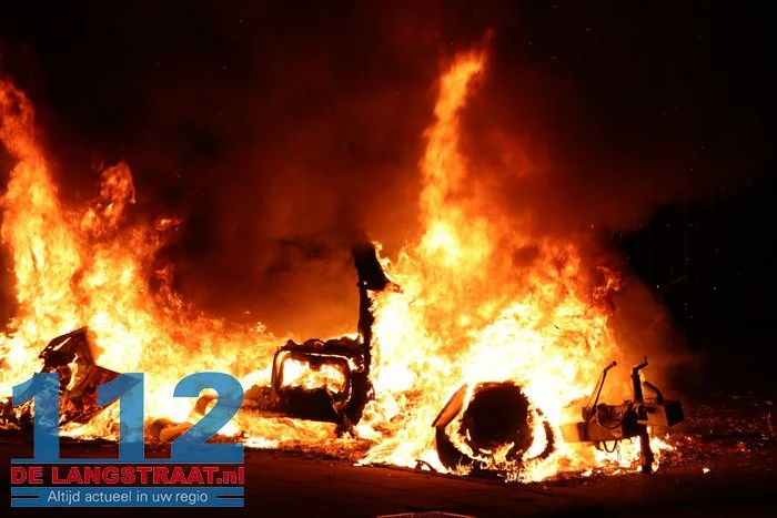 Caravan brandt volledig uit aan Stijn Streuvelsstraat in Waalwijk 5 Caravan brandt volledig uit aan Stijn Streuvelsstraat in Waalwijk 112 De Langstraat