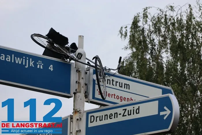 Gemeente is het helemaal zat, maar grappenmakers blijven lol hebben: weer fiets in paal in Drunen 112 De Langstraat
