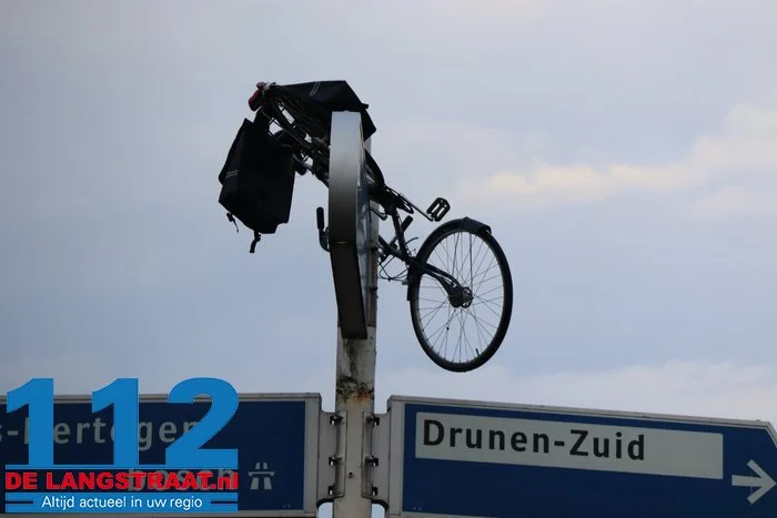 Gemeente is het helemaal zat, maar grappenmakers blijven lol hebben: weer fiets in paal in Drunen 112 De Langstraat