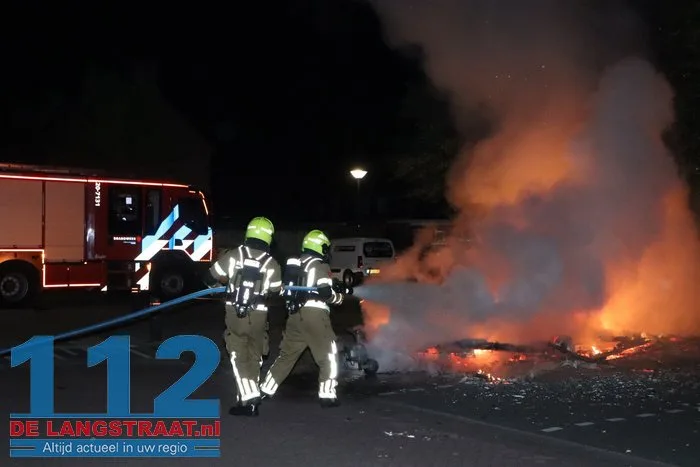 Caravan brandt volledig uit aan Stijn Streuvelsstraat in Waalwijk 12 Caravan brandt volledig uit aan Stijn Streuvelsstraat in Waalwijk 112 De Langstraat