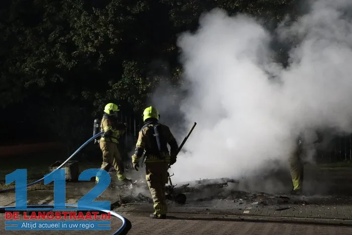 Caravan brandt volledig uit aan Stijn Streuvelsstraat in Waalwijk 15 Caravan brandt volledig uit aan Stijn Streuvelsstraat in Waalwijk 112 De Langstraat