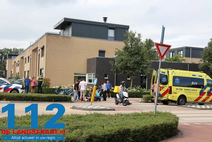 Scooterrijder gewond na botsing tegen paal op kruising Grotestraat in Waalwijk 1 Scooterrijder gewond na botsing tegen paal op kruising Grotestraat in Waalwijk 112 De Langstraat