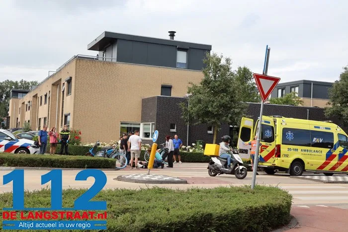 Scooterrijder gewond na botsing tegen paal op kruising Grotestraat in Waalwijk 2 Scooterrijder gewond na botsing tegen paal op kruising Grotestraat in Waalwijk 112 De Langstraat