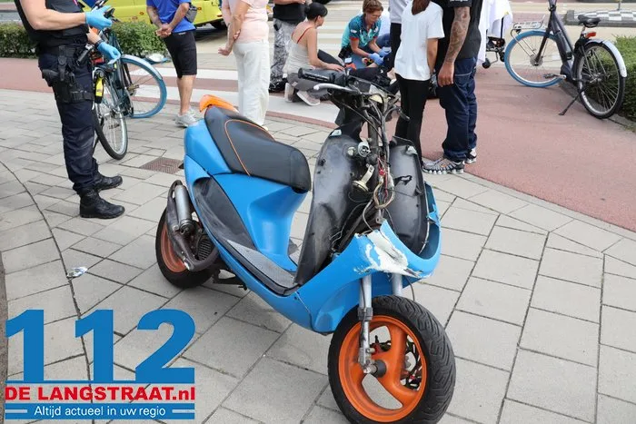 Scooterrijder gewond na botsing tegen paal op kruising Grotestraat in Waalwijk 4 Scooterrijder gewond na botsing tegen paal op kruising Grotestraat in Waalwijk 112 De Langstraat