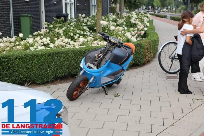 Scooterrijder gewond na botsing tegen paal op kruising Grotestraat in Waalwijk 6 Scooterrijder gewond na botsing tegen paal op kruising Grotestraat in Waalwijk 112 De Langstraat