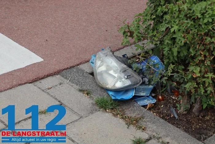 Scooterrijder gewond na botsing tegen paal op kruising Grotestraat in Waalwijk 11 Scooterrijder gewond na botsing tegen paal op kruising Grotestraat in Waalwijk 112 De Langstraat