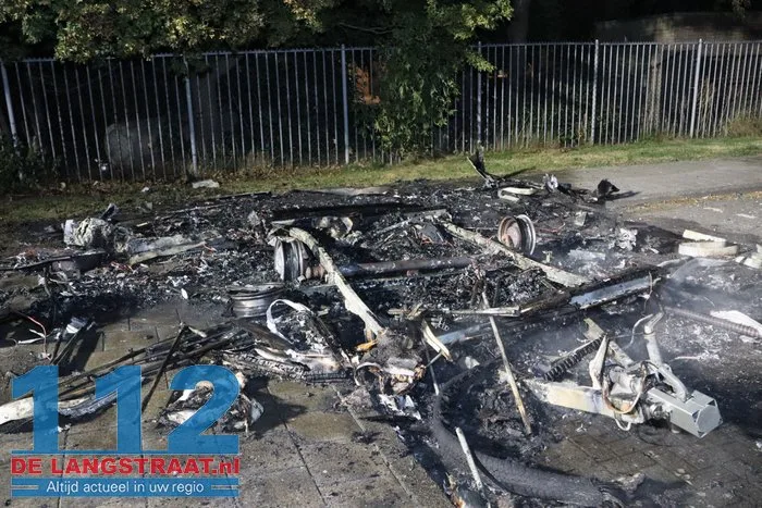 Caravan brandt volledig uit aan Stijn Streuvelsstraat in Waalwijk 24 Caravan brandt volledig uit aan Stijn Streuvelsstraat in Waalwijk 112 De Langstraat