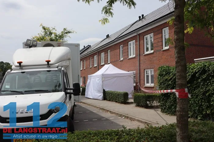 (UPDATE) Vrouw (38) overleden bij huiselijk geweld in Vlijmen, man (35) aangehouden: ‘Kindje is door buren opgevangen’ 15 (UPDATE) Vrouw (38) overleden bij huiselijk geweld in Vlijmen, man (35) aangehouden: ‘Kindje is door buren opgevangen’ 112 De Langstraat