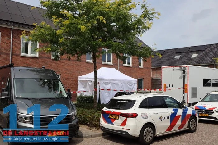 (UPDATE) Vrouw (38) overleden bij huiselijk geweld in Vlijmen, man (35) aangehouden: ‘Kindje is door buren opgevangen’ 17 (UPDATE) Vrouw (38) overleden bij huiselijk geweld in Vlijmen, man (35) aangehouden: ‘Kindje is door buren opgevangen’ 112 De Langstraat