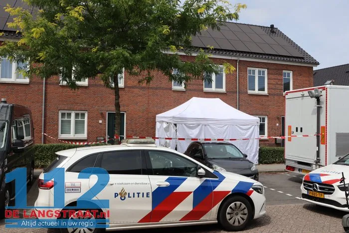 (UPDATE) Vrouw (38) overleden bij huiselijk geweld in Vlijmen, man (35) aangehouden: ‘Kindje is door buren opgevangen’ 18 (UPDATE) Vrouw (38) overleden bij huiselijk geweld in Vlijmen, man (35) aangehouden: ‘Kindje is door buren opgevangen’ 112 De Langstraat