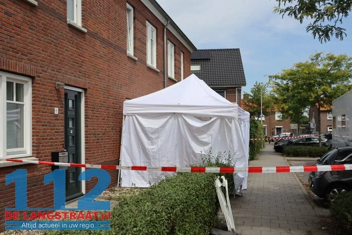 (UPDATE) Vrouw (38) overleden bij huiselijk geweld in Vlijmen, man (35) aangehouden: ‘Kindje is door buren opgevangen’ 19 (UPDATE) Vrouw (38) overleden bij huiselijk geweld in Vlijmen, man (35) aangehouden: ‘Kindje is door buren opgevangen’ 112 De Langstraat
