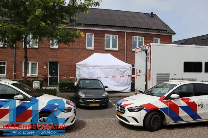 (UPDATE) Vrouw (38) overleden bij huiselijk geweld in Vlijmen, man (35) aangehouden: ‘Kindje is door buren opgevangen’ 20 (UPDATE) Vrouw (38) overleden bij huiselijk geweld in Vlijmen, man (35) aangehouden: ‘Kindje is door buren opgevangen’ 112 De Langstraat
