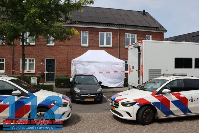 (UPDATE) Vrouw (38) overleden bij huiselijk geweld in Vlijmen, man (35) aangehouden: ‘Kindje is door buren opgevangen’ 21 (UPDATE) Vrouw (38) overleden bij huiselijk geweld in Vlijmen, man (35) aangehouden: ‘Kindje is door buren opgevangen’ 112 De Langstraat