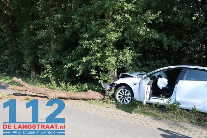 Auto tegen boom Roestelbergseweg Kaatsheuvel 1 Auto tegen boom Roestelbergseweg Kaatsheuvel 112 De Langstraat