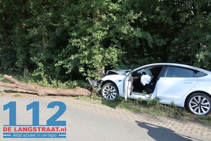 Auto tegen boom Roestelbergseweg Kaatsheuvel 2 Auto tegen boom Roestelbergseweg Kaatsheuvel 112 De Langstraat