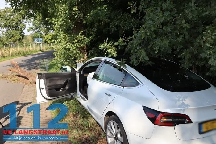 Auto tegen boom Roestelbergseweg Kaatsheuvel 3 Auto tegen boom Roestelbergseweg Kaatsheuvel 112 De Langstraat