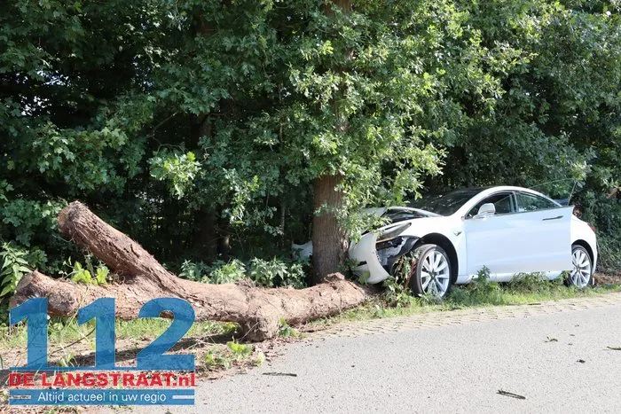 Auto tegen boom Roestelbergseweg Kaatsheuvel 6 Auto tegen boom Roestelbergseweg Kaatsheuvel 112 De Langstraat