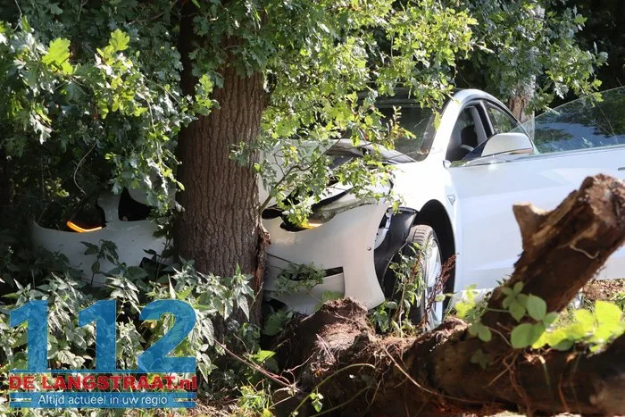 Auto tegen boom Roestelbergseweg Kaatsheuvel 7 Auto tegen boom Roestelbergseweg Kaatsheuvel 112 De Langstraat