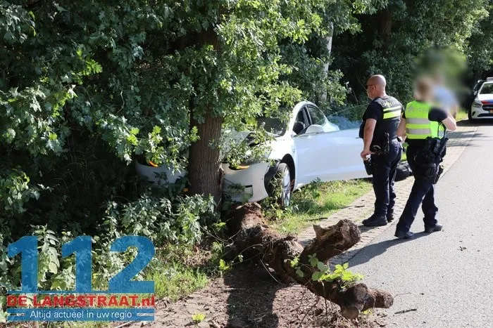 Auto tegen boom Roestelbergseweg Kaatsheuvel 8 Auto tegen boom Roestelbergseweg Kaatsheuvel 112 De Langstraat