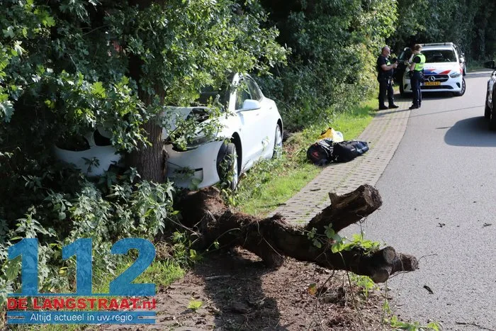 Auto tegen boom Roestelbergseweg Kaatsheuvel 9 Auto tegen boom Roestelbergseweg Kaatsheuvel 112 De Langstraat