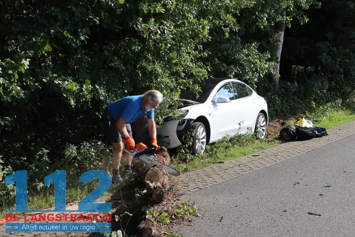 Auto tegen boom Roestelbergseweg Kaatsheuvel 10 Auto tegen boom Roestelbergseweg Kaatsheuvel 112 De Langstraat