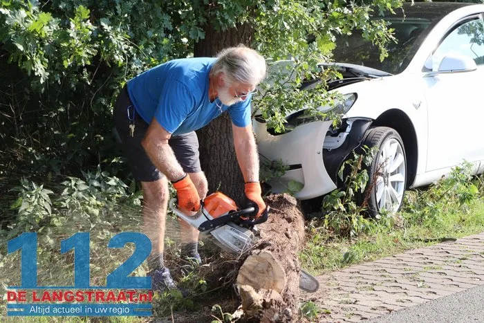 Auto tegen boom Roestelbergseweg Kaatsheuvel 11 Auto tegen boom Roestelbergseweg Kaatsheuvel 112 De Langstraat