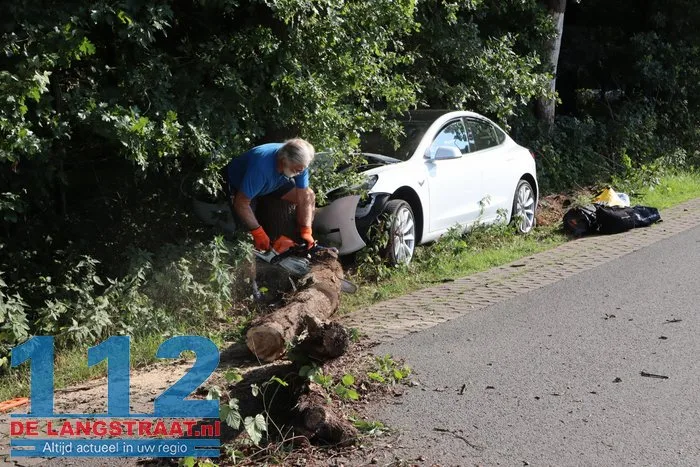 Auto tegen boom Roestelbergseweg Kaatsheuvel 12 Auto tegen boom Roestelbergseweg Kaatsheuvel 112 De Langstraat