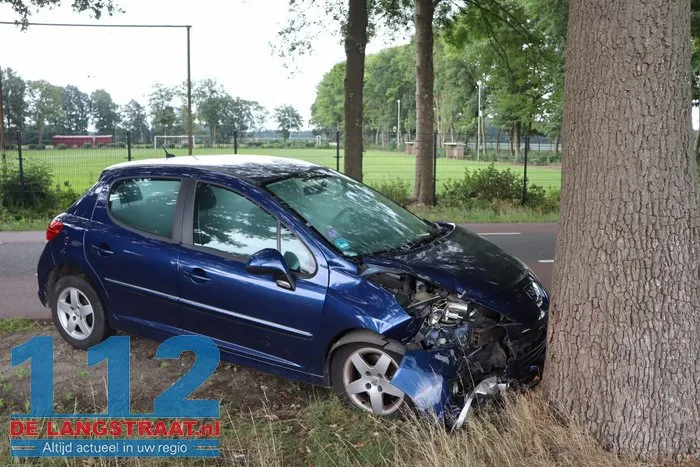 Auto tegen boom Zijstraat Kaatsheuvel, vrouw gewond naar ziekenhuis 1 Auto tegen boom Zijstraat Kaatsheuvel, vrouw gewond naar ziekenhuis 112 De Langstraat