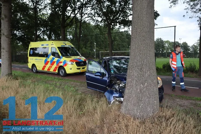 Auto tegen boom Zijstraat Kaatsheuvel, vrouw gewond naar ziekenhuis 2 Auto tegen boom Zijstraat Kaatsheuvel, vrouw gewond naar ziekenhuis 112 De Langstraat