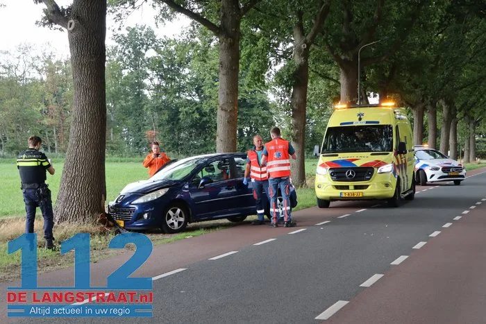 Auto tegen boom Zijstraat Kaatsheuvel, vrouw gewond naar ziekenhuis 3 Auto tegen boom Zijstraat Kaatsheuvel, vrouw gewond naar ziekenhuis 112 De Langstraat