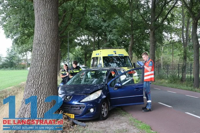 Auto tegen boom Zijstraat Kaatsheuvel, vrouw gewond naar ziekenhuis 4 Auto tegen boom Zijstraat Kaatsheuvel, vrouw gewond naar ziekenhuis 112 De Langstraat