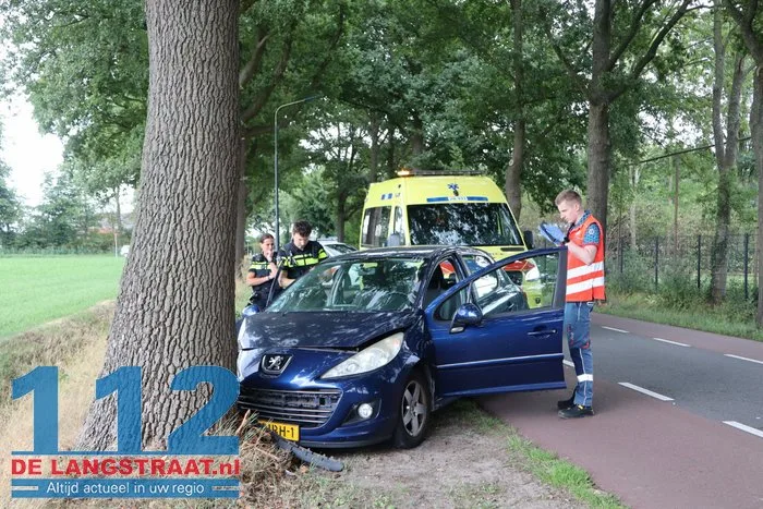 Auto tegen boom Zijstraat Kaatsheuvel, vrouw gewond naar ziekenhuis 5 Auto tegen boom Zijstraat Kaatsheuvel, vrouw gewond naar ziekenhuis 112 De Langstraat