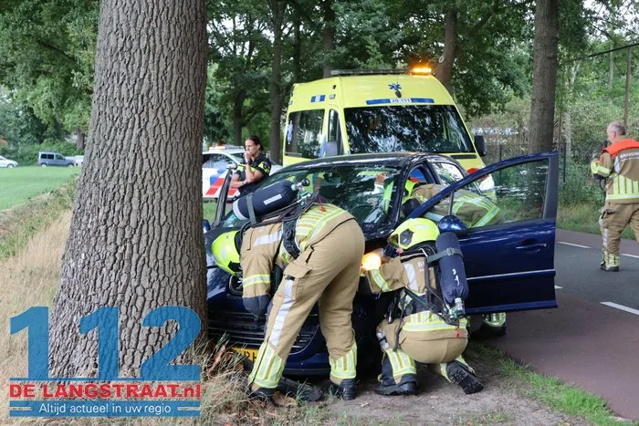Auto tegen boom Zijstraat Kaatsheuvel, vrouw gewond naar ziekenhuis 7 Auto tegen boom Zijstraat Kaatsheuvel, vrouw gewond naar ziekenhuis 112 De Langstraat