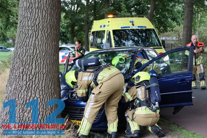 Auto tegen boom Zijstraat Kaatsheuvel, vrouw gewond naar ziekenhuis 8 Auto tegen boom Zijstraat Kaatsheuvel, vrouw gewond naar ziekenhuis 112 De Langstraat