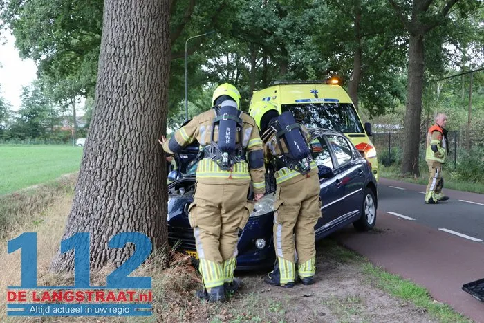 Auto tegen boom Zijstraat Kaatsheuvel, vrouw gewond naar ziekenhuis 9 Auto tegen boom Zijstraat Kaatsheuvel, vrouw gewond naar ziekenhuis 112 De Langstraat
