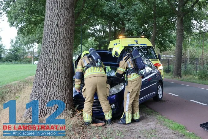 Auto tegen boom Zijstraat Kaatsheuvel, vrouw gewond naar ziekenhuis 10 Auto tegen boom Zijstraat Kaatsheuvel, vrouw gewond naar ziekenhuis 112 De Langstraat