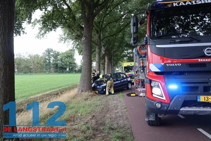 Auto tegen boom Zijstraat Kaatsheuvel, vrouw gewond naar ziekenhuis 11 Auto tegen boom Zijstraat Kaatsheuvel, vrouw gewond naar ziekenhuis 112 De Langstraat