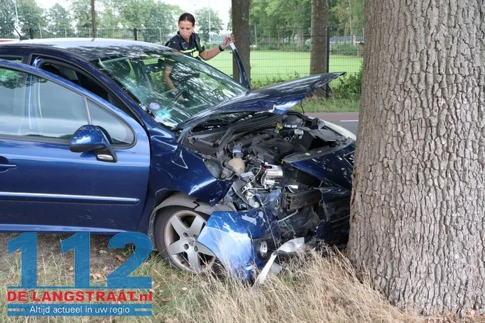 Auto tegen boom Zijstraat Kaatsheuvel, vrouw gewond naar ziekenhuis 13 Auto tegen boom Zijstraat Kaatsheuvel, vrouw gewond naar ziekenhuis 112 De Langstraat