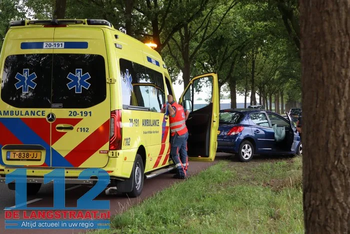 Auto tegen boom Zijstraat Kaatsheuvel, vrouw gewond naar ziekenhuis 14 Auto tegen boom Zijstraat Kaatsheuvel, vrouw gewond naar ziekenhuis 112 De Langstraat