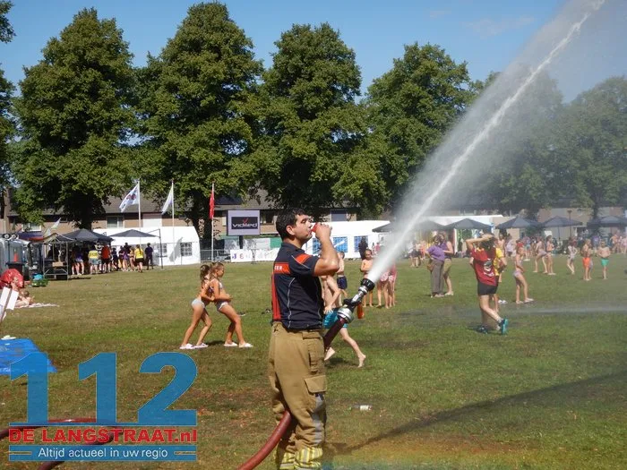 Verfrissende middag met brandweer bij Jeugdpret op Prins Mauritsplein 112 De Langstraat
