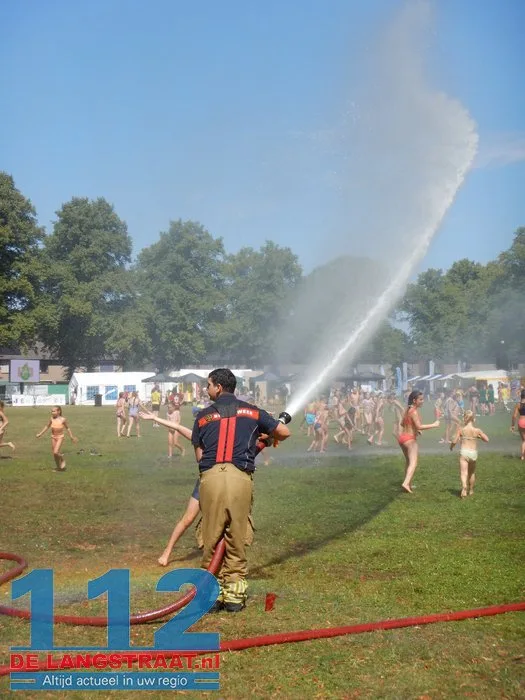 Verfrissende middag met brandweer bij Jeugdpret op Prins Mauritsplein 112 De Langstraat