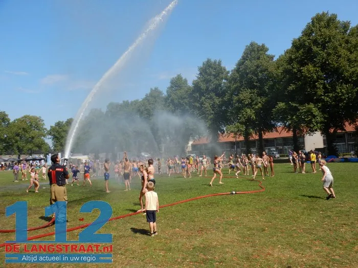 Verfrissende middag met brandweer bij Jeugdpret op Prins Mauritsplein 112 De Langstraat
