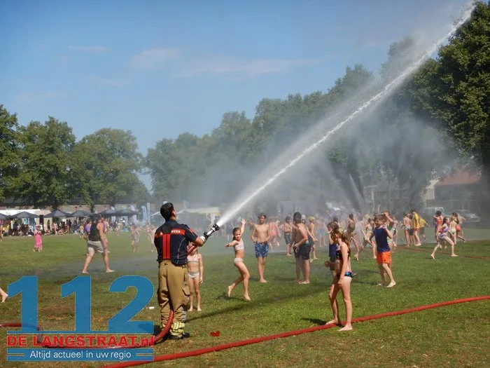 Verfrissende middag met brandweer bij Jeugdpret op Prins Mauritsplein 112 De Langstraat