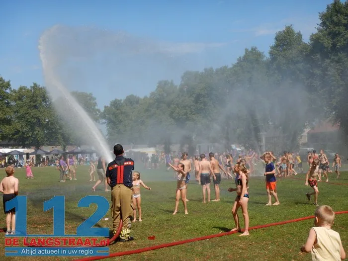 Verfrissende middag met brandweer bij Jeugdpret op Prins Mauritsplein 112 De Langstraat
