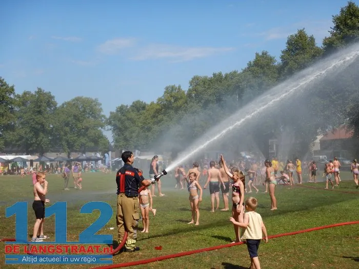 Verfrissende middag met brandweer bij Jeugdpret op Prins Mauritsplein 112 De Langstraat